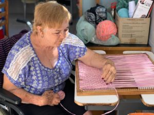 Idosa do Recanto dos Velhinhos usa  tear de pregos para suas obras de arte