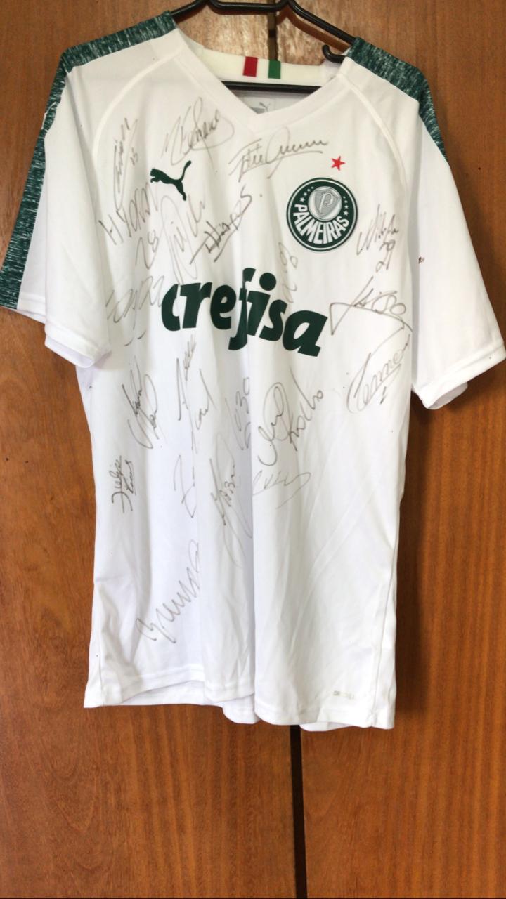 Camiseta autografada por ídolos do Palmeiras rende R$ 5 mil para a Santa Casa de Valinhos