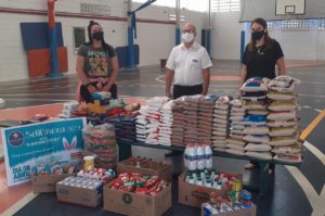 Colégio Carpe Diem arrecada mais de 300 quilos de alimentos para a FEAV