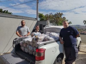 Amigos da Colina entrega 70 cestas básicas paa a FEAV