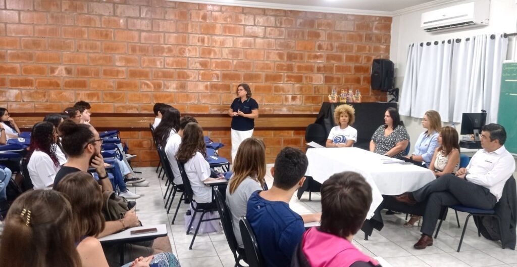 Eliane Macari durante seu pronunciamento aos jovens