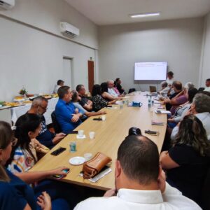 Entidades da FEAV apresentam demandas ao prefeito Franklin em reunião no gabinete