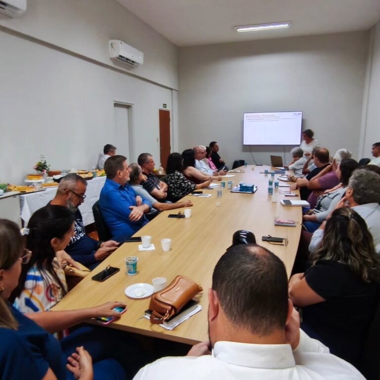 Entidades da FEAV apresentam demandas ao prefeito Franklin em reunião no gabinete