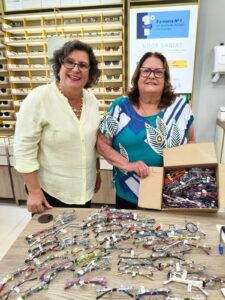 Óticas Carol doa 167 armações infantis para a FEAV distribuir a entidades sociais de Valinhos